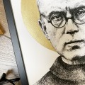 Św. Maksymilian Maria Kolbe – grafika art print w oprawie – zdjęcie 2